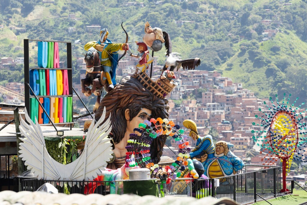 Reconhecida internacionalmente por sua capacidade de transformação urbana e social, Medellín tem se consolidado, nas últimas décadas, como modelo de políticas públicas integradas, parcerias institucionais e forte engajamento comunitário.