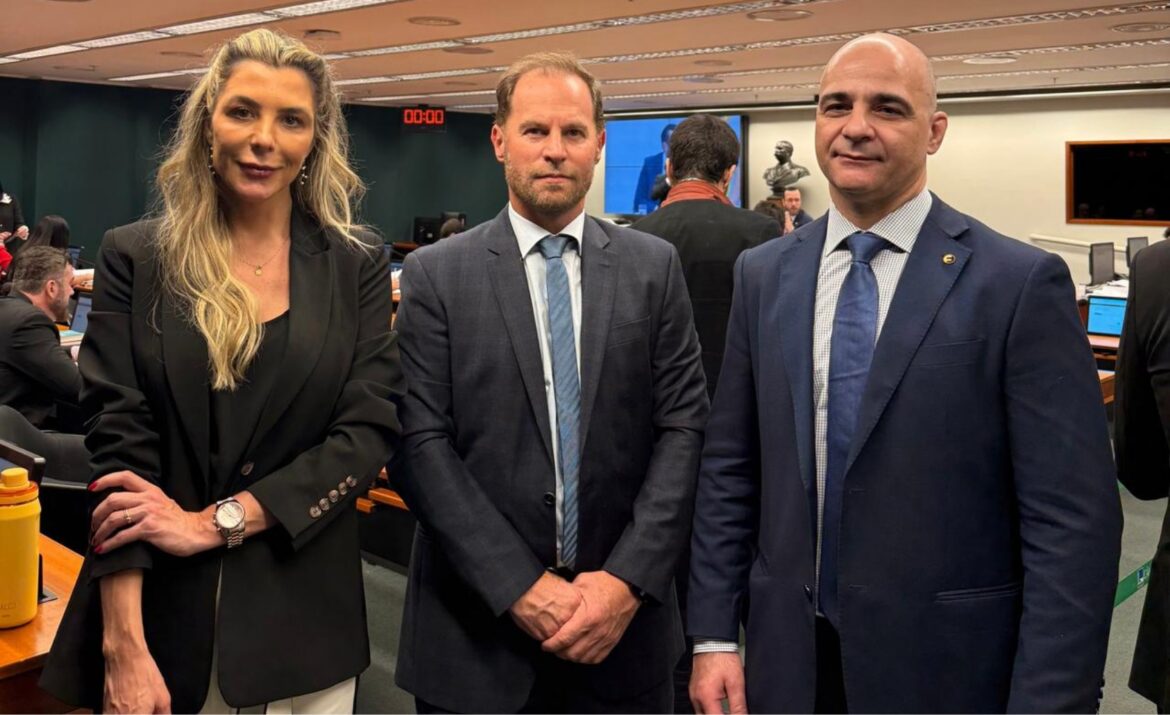 Diretor da Fenacon, Diogo Chamun (à direita), acompanhado de Ana Paula Gaiesky (à ponta esquerda) e Rafael Sebben (ao centro), representando a FENAINFO. (Foto: Fenacon)