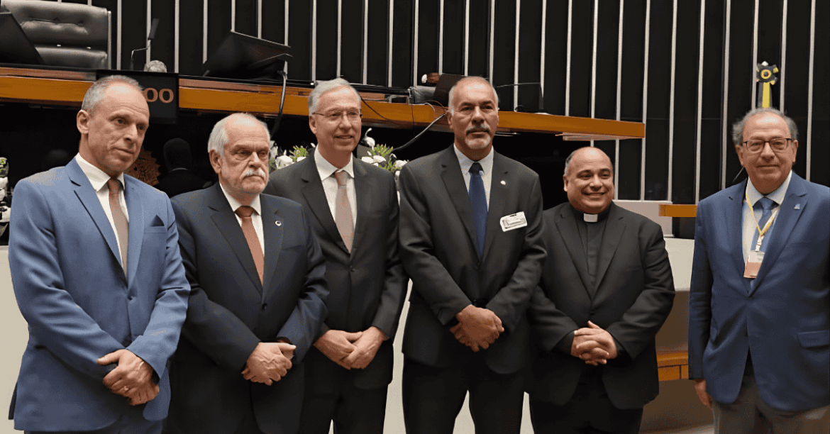 Autoridades reunidas na sessão solene em comemoração aos 50 anos da FUNCEX.