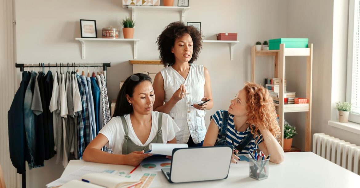Três mulheres em reunião discutindo os próximos passos da empresa.(Reprodução/Canva)