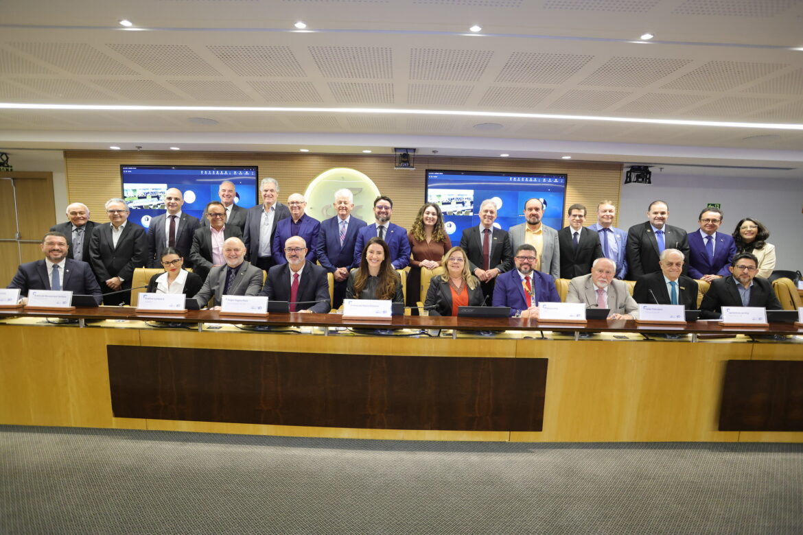 Fenacon acompanha discussões sobre fim da escala 6×1 e Reforma Tributária em reunião da CBS na CNC